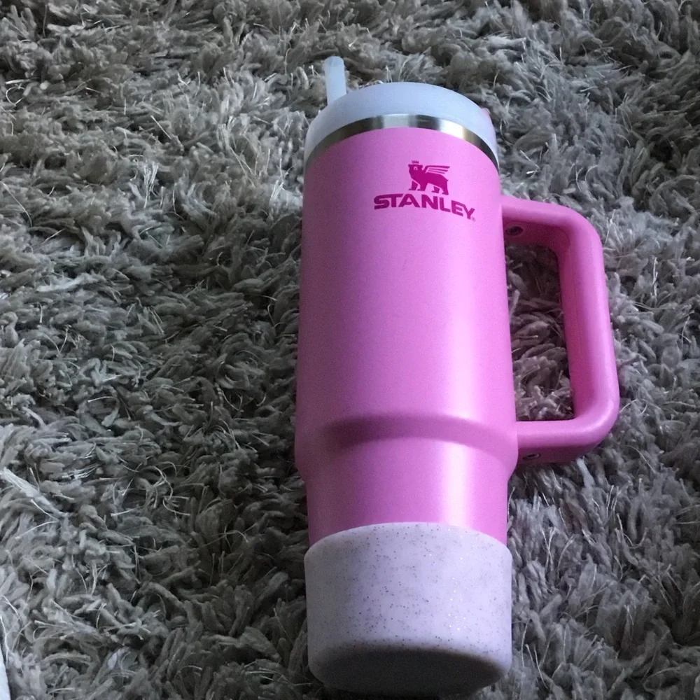 Stanley Vibrant Pink Travel Mug with Handle 30oz - Picture 3 of 3